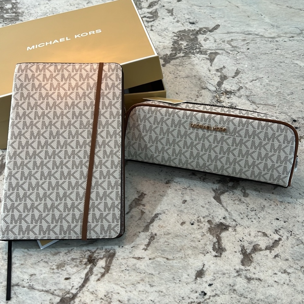 Michael Kors Logo Notebook and Pencil Case Gift Set Vanilla - Picture 2 of 16